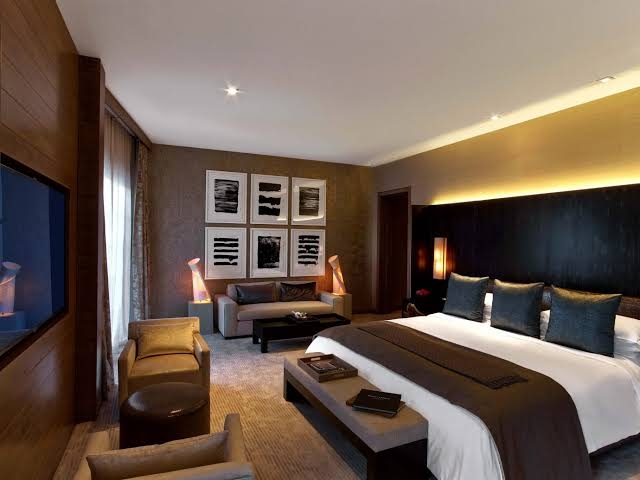 HOTELS & MOTELS